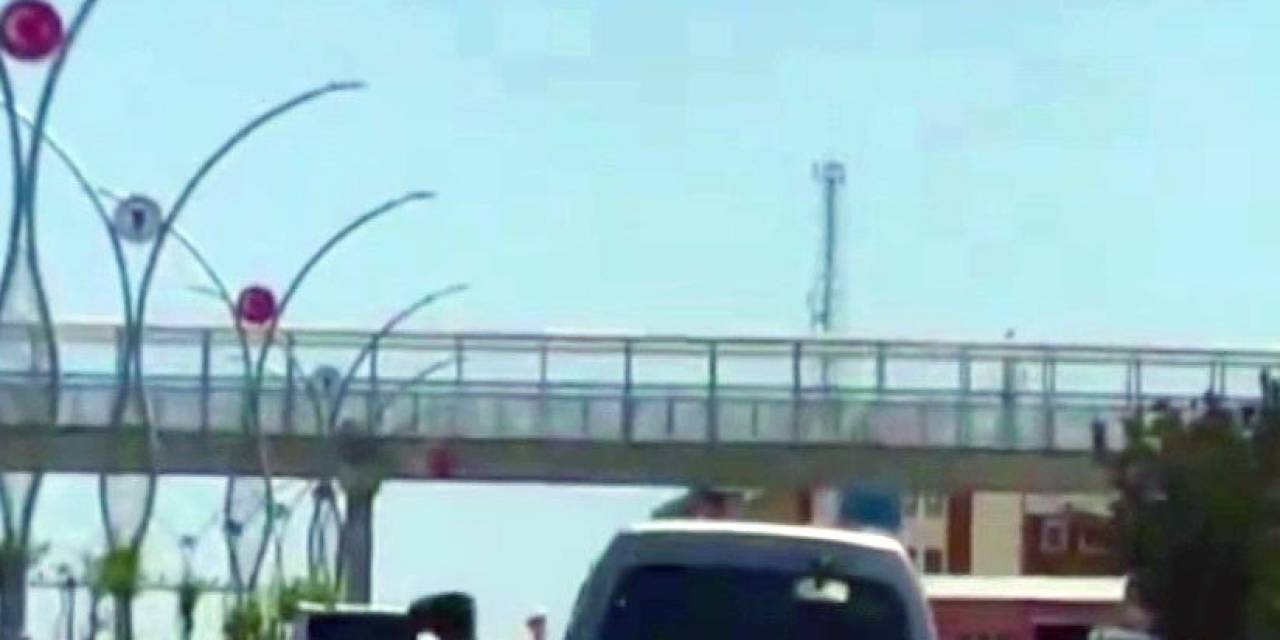 Canlarını Hiçe Sayıp, Motosikletle Seyir Halindeki Aracı Yumrukladılar