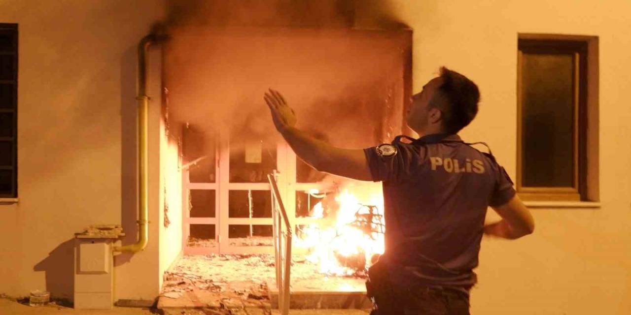 Duman Saran Apartmanda Kalanlar Zor Anlar Yaşadı