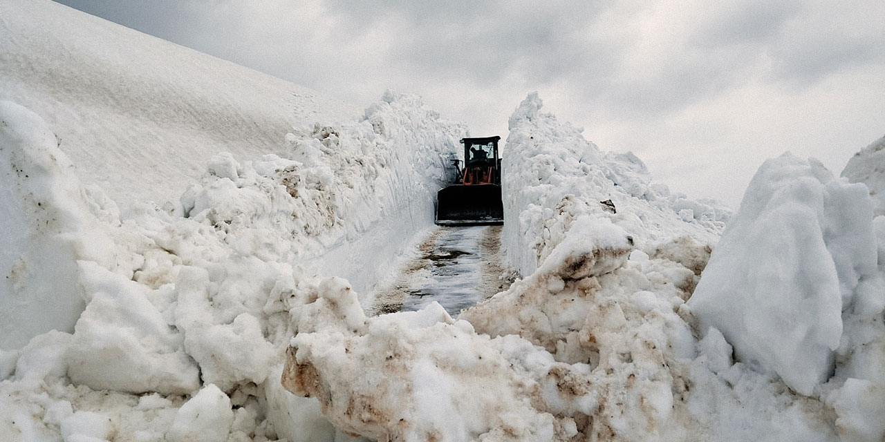Rize'de yüksek rakımlı yayla yollarında kar temizleme çalışmaları sürüyor