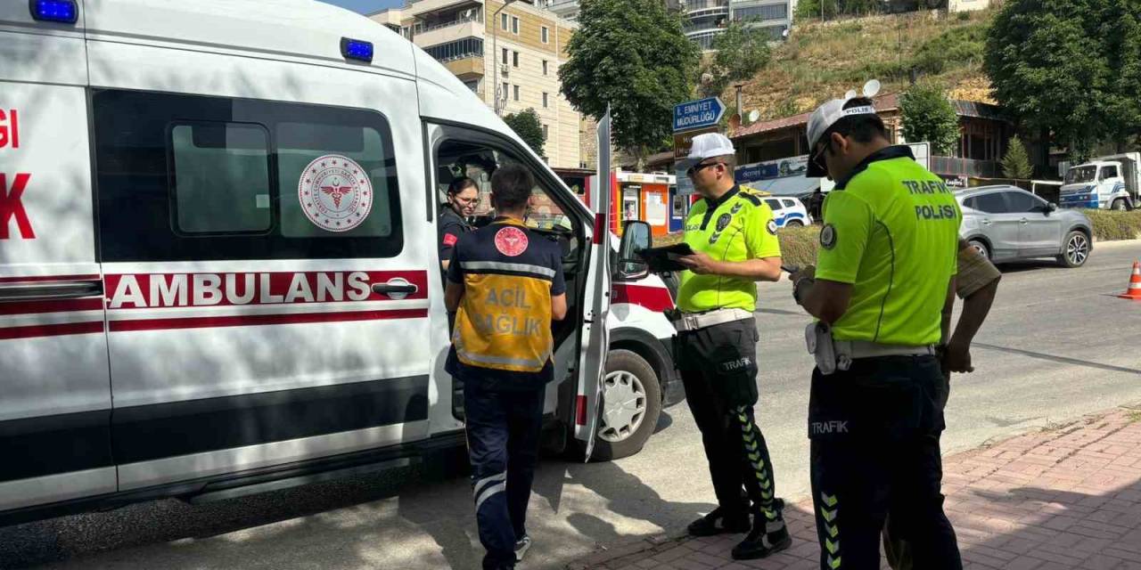 Yayaya Yol Vermek İçin Duran Araca Arkasındaki Araç Çarptı, 1 Yaralı