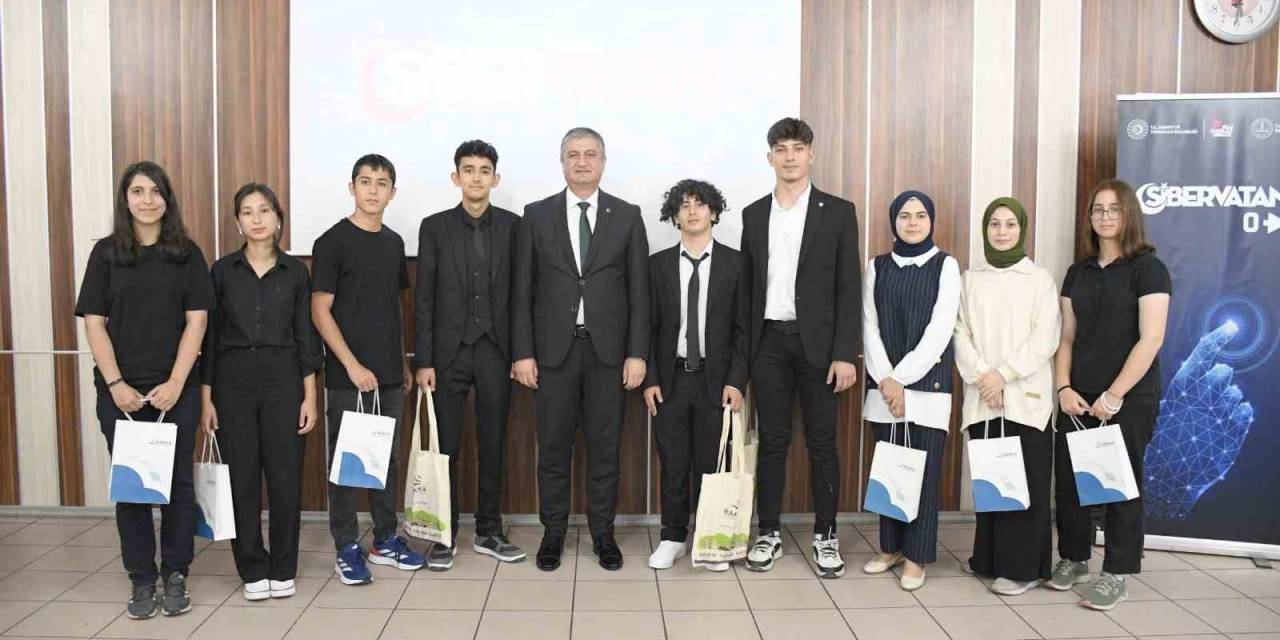 ‘Siber Vatan’ Yarışmasında Öğrencilere Ödülleri Verildi