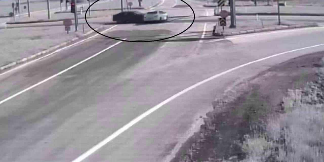 Kırmızı Işık İhlali Kazaya Sebep Oldu: 3 Yaralı