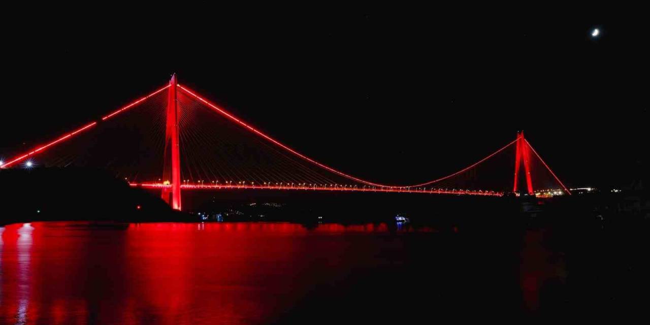 Kızılay Kırmızısı Türkiye’nin Sembol Yapılarına Yansıdı