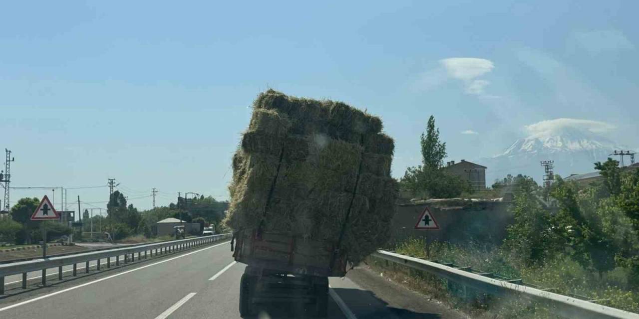 Ot Yüklü Traktörün Tehlikeli Seyri Kamerada