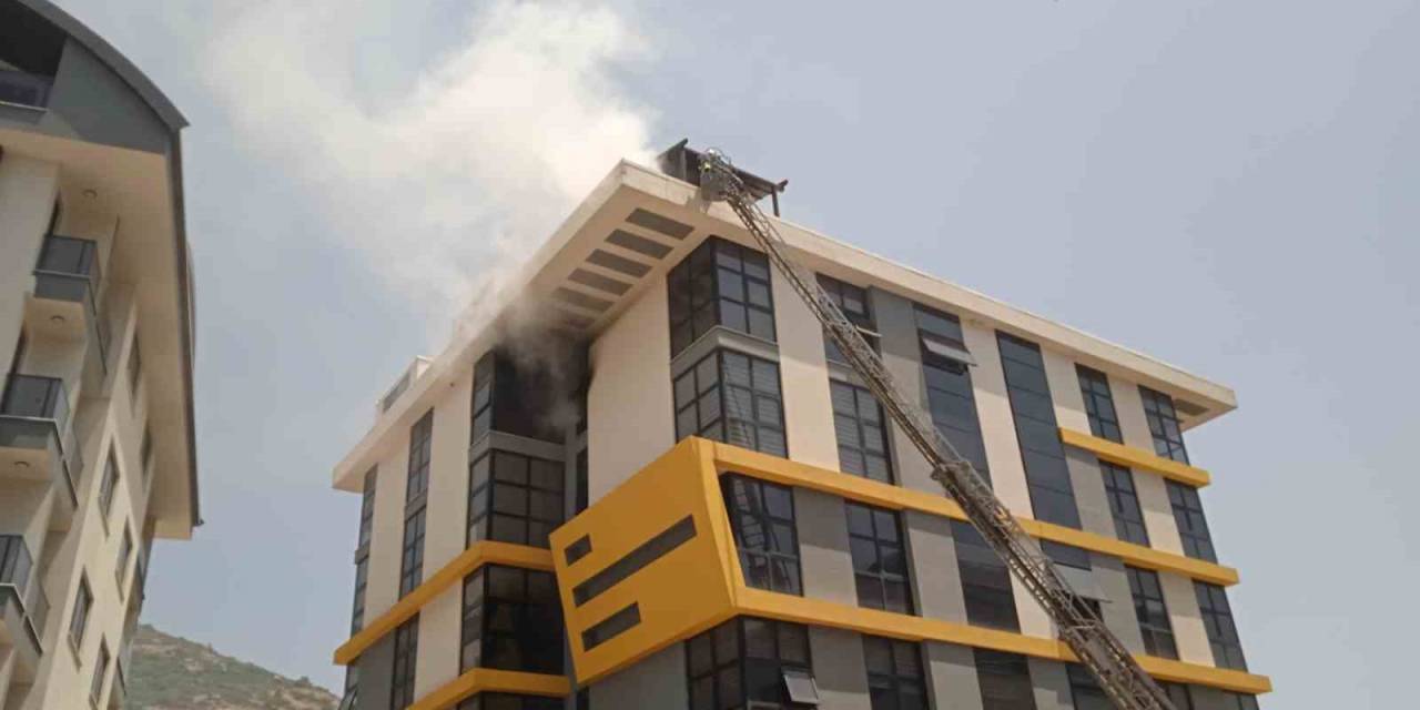 Alanya’da Plazada Çıkan Yangın İtfaiye Ekiplerince Söndürüldü