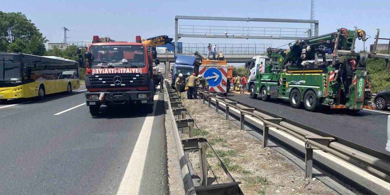 Büyükçekmece Tem’de Sıkışmalı Trafik Kazası: 1 Yaralı
