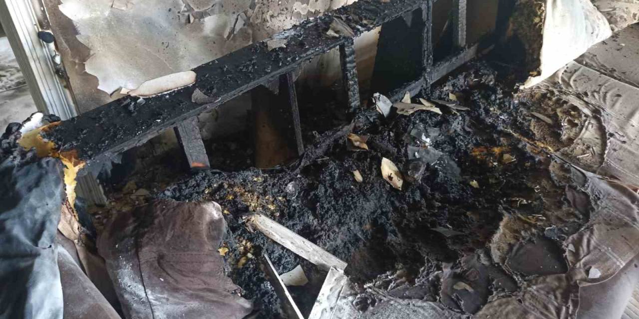 Şarja Takılı Bırakılan Taşınabilir Batarya Patladı, Evde Yangın Çıktı