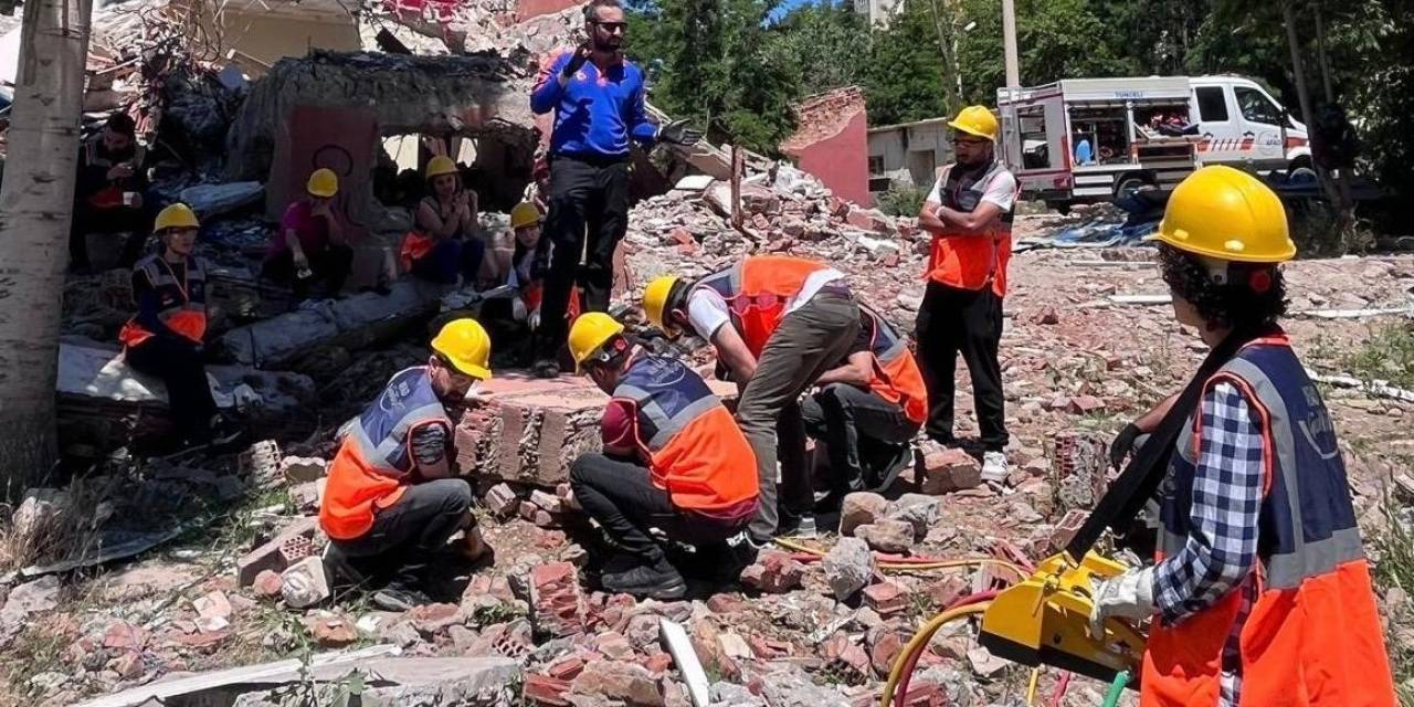 Tunceli’de Öğretmenlere Depremde Arama Kurtarma Eğitimi Ve Tatbikatı