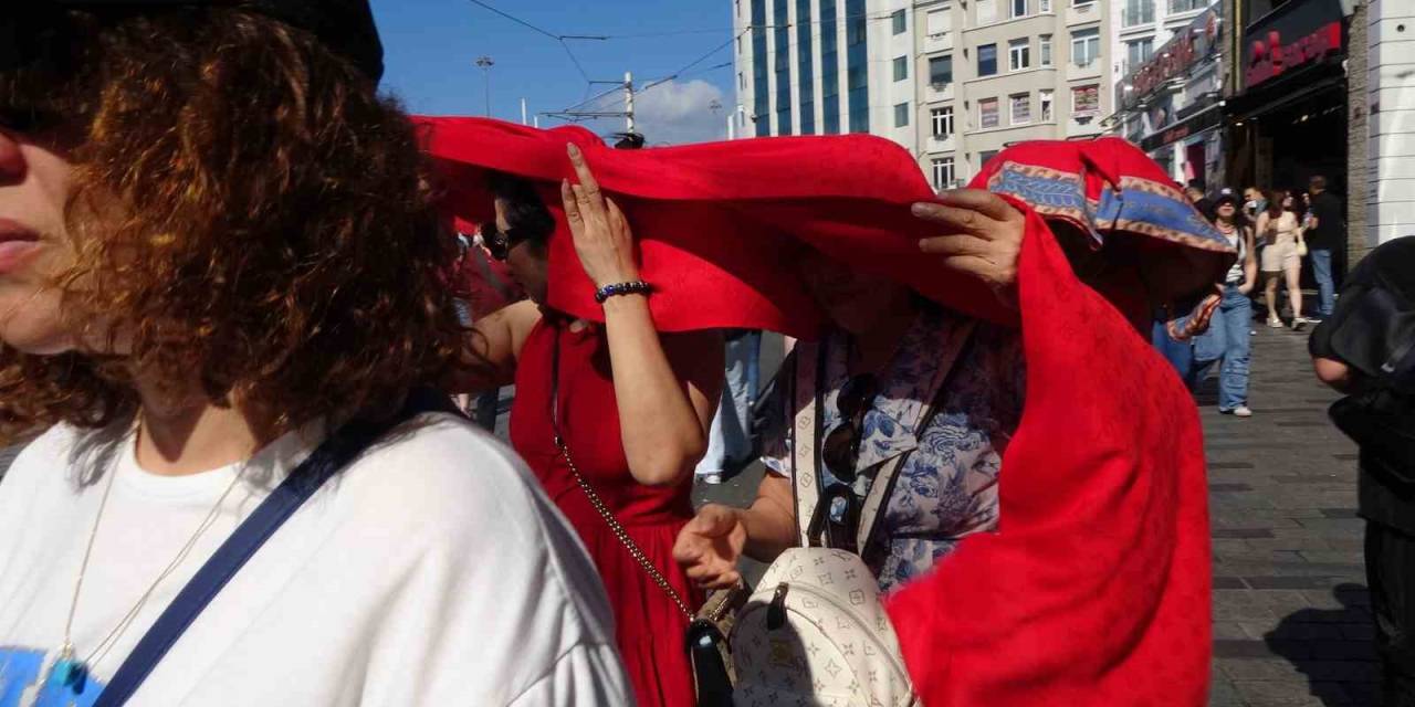 Taksim’de Yerli Ve Yabancı Turistler Kavurucu Sıcaktan Korunmaya Çalıştı