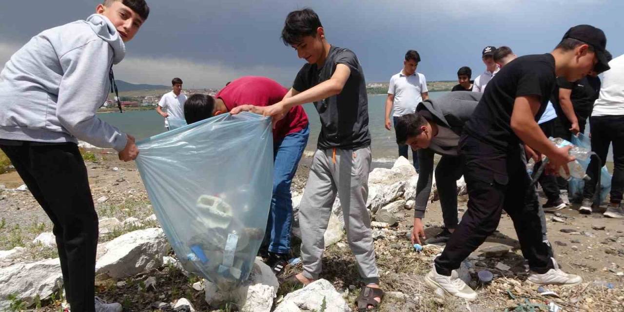 Öğrenci Ve Öğretmenler Van Gölü Sahilini Temizledi