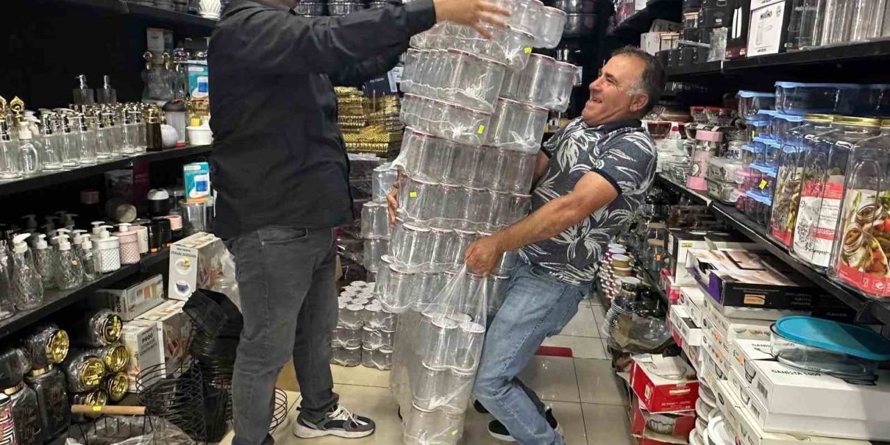 Kurban Eti Taşımak İçin Kullanılan Poşetlerin Sağlamlığını İnsan Taşıyarak Test Etti