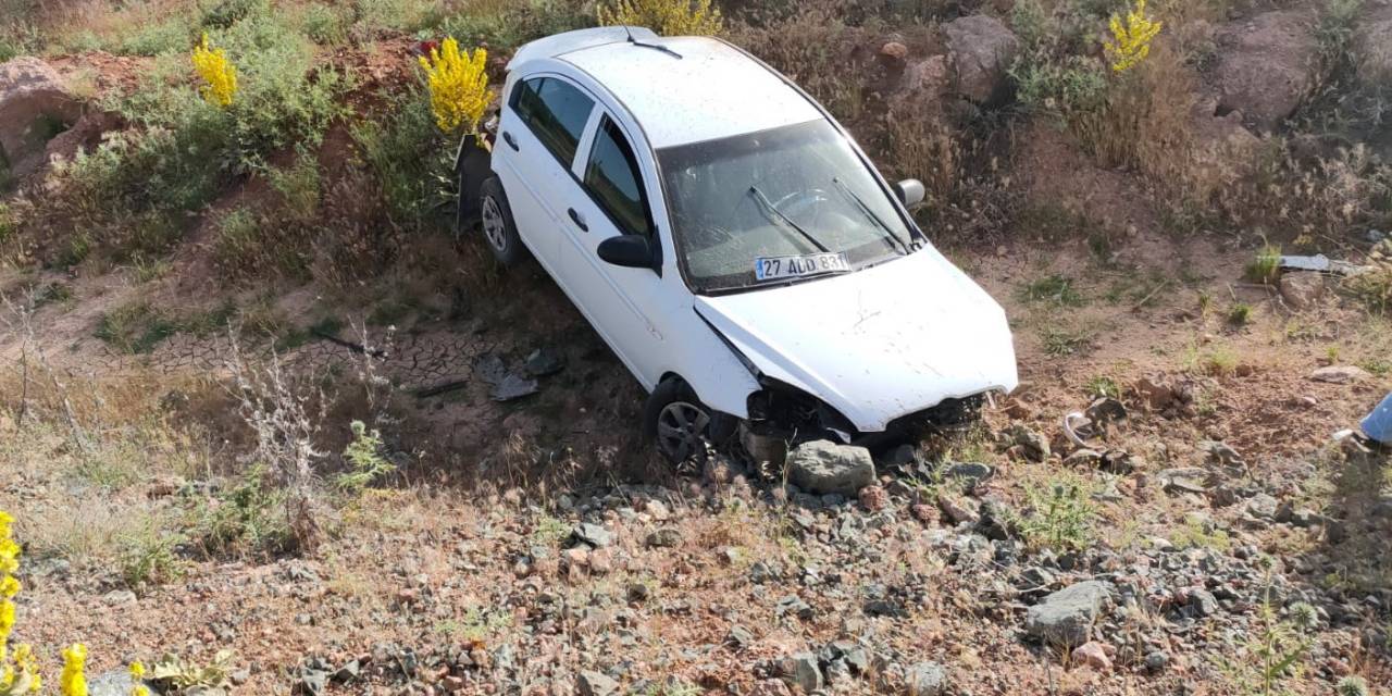 Otomobil Şarampole Yuvarlandı: 2 Yaralı