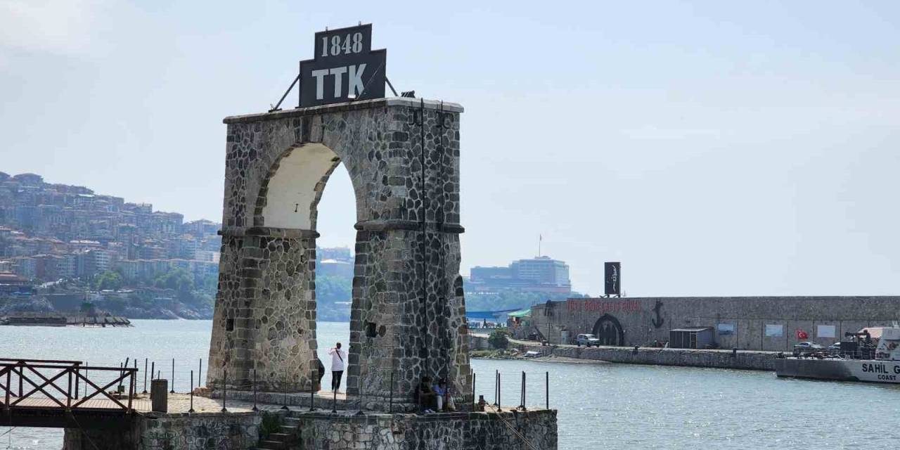 Sıcaklıklar Adeta Kavurdu, Vatandaşlar Gölgede Serinlemeye Çalıştı