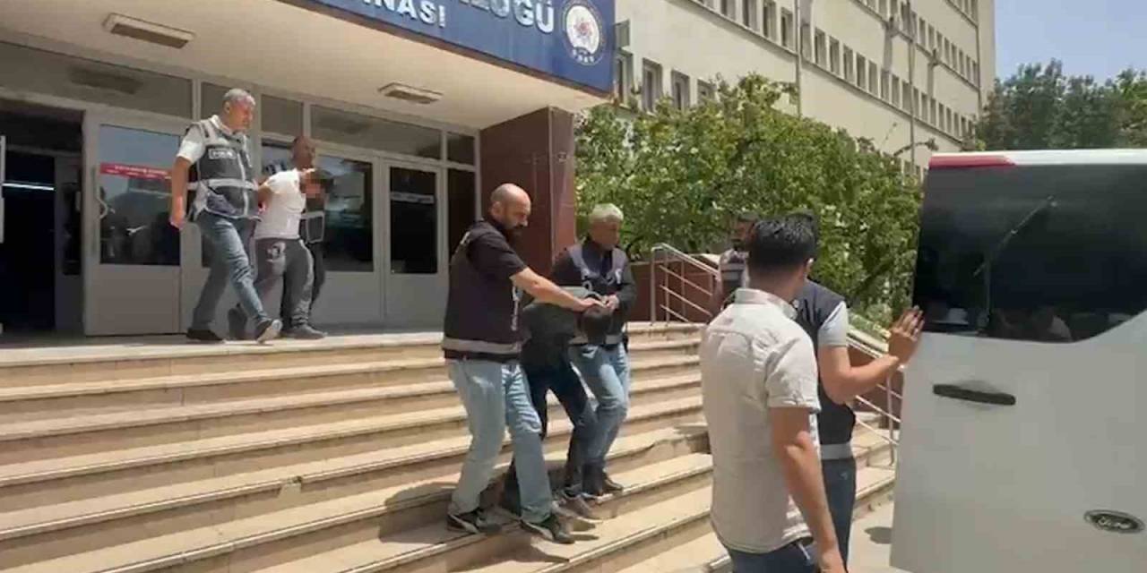 Komşu Dehşeti: Yaşlı Kadını Öldüren Zanlı Ve Ailesi Adliyede