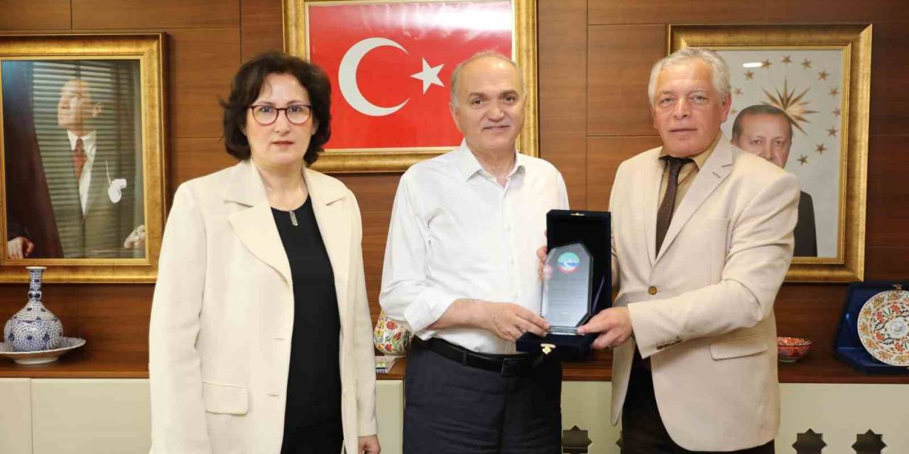 Kaffed’den Başkan Özlü’ye Plaket