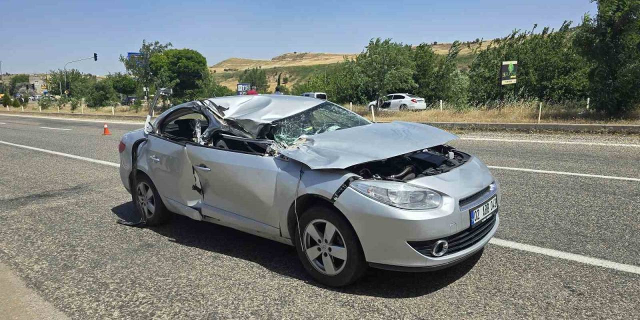 Adıyaman’da Biçerdöver İle Otomobil Çarpıştı: 1’i Ağır, 3 Yaralı