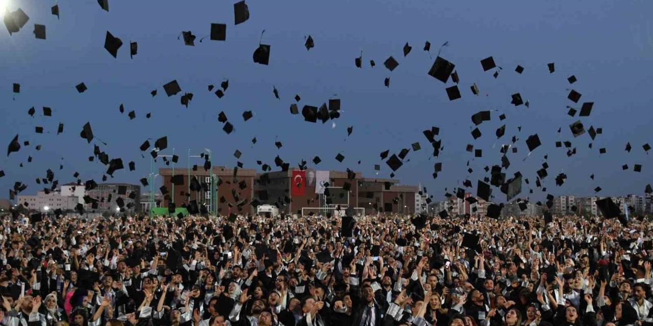 Adıyaman Üniversitesi’nde Mezuniyet Coşkusu Yaşandı
