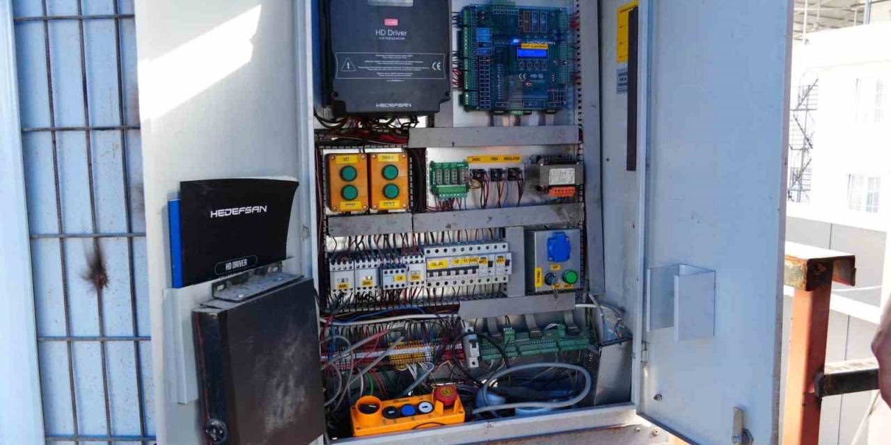 Vandallar Üst Geçit Asansörlerine Saldırdı