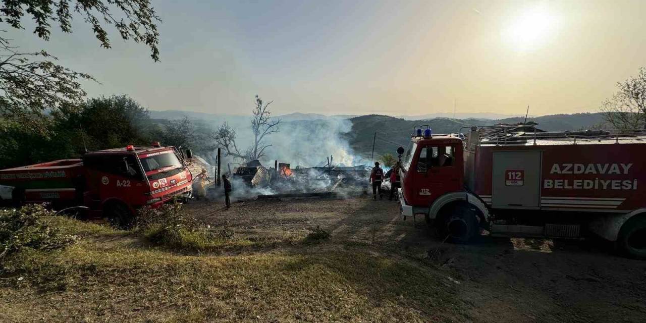 Kastamonu’da Çıkan Yangında Garaj Ve Samanlık Küle Döndü