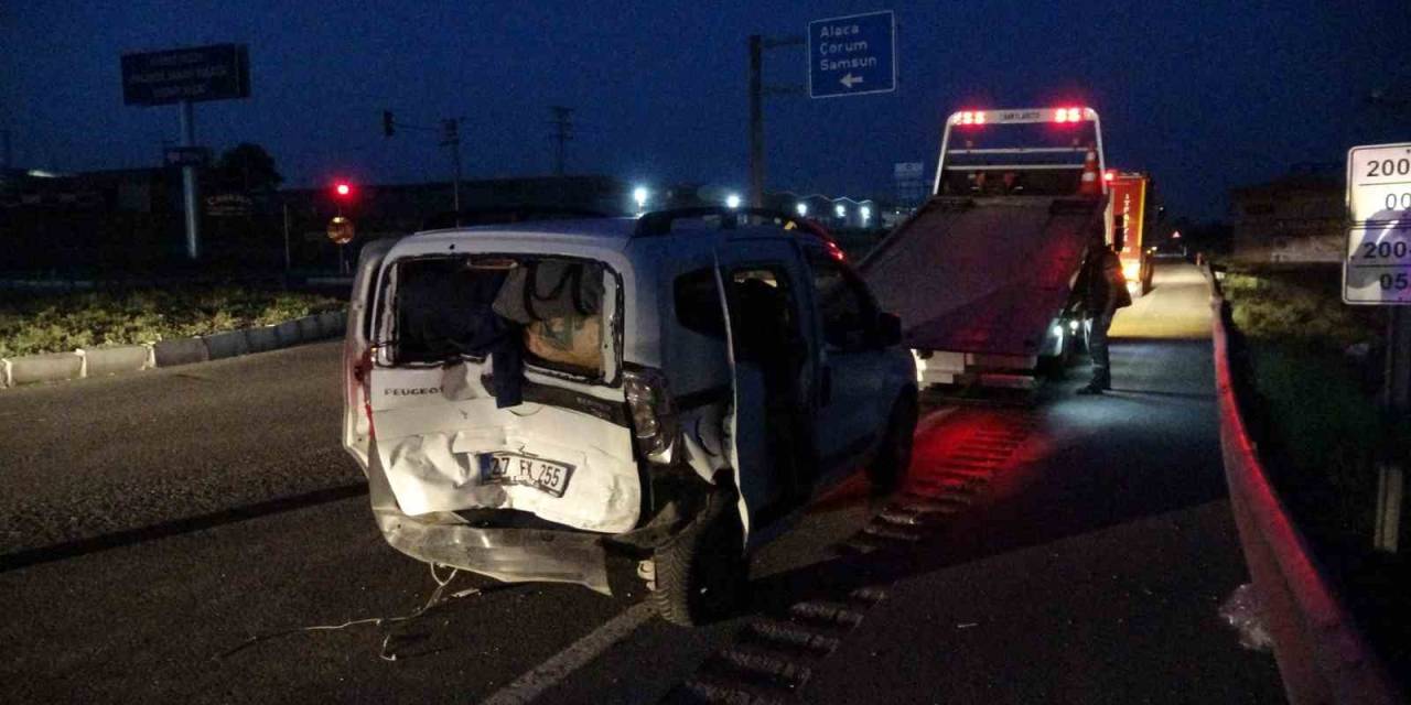 Yozgat’ta Otomobil Kırmızı Işıkta Bekleyen Araca Arkadan Çarptı: 4 Yaralı