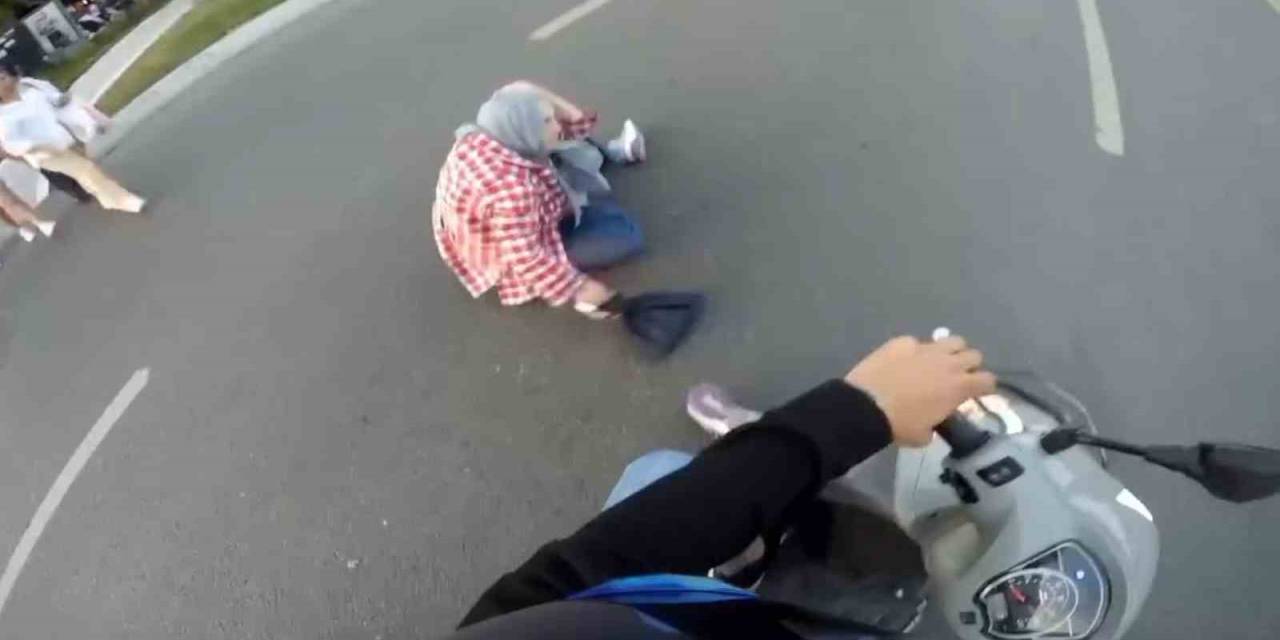 Kırmızı Işıkta Yolun Karşısına Geçen Yayaya Motosikletin Çarptığı Anlar Kamerada