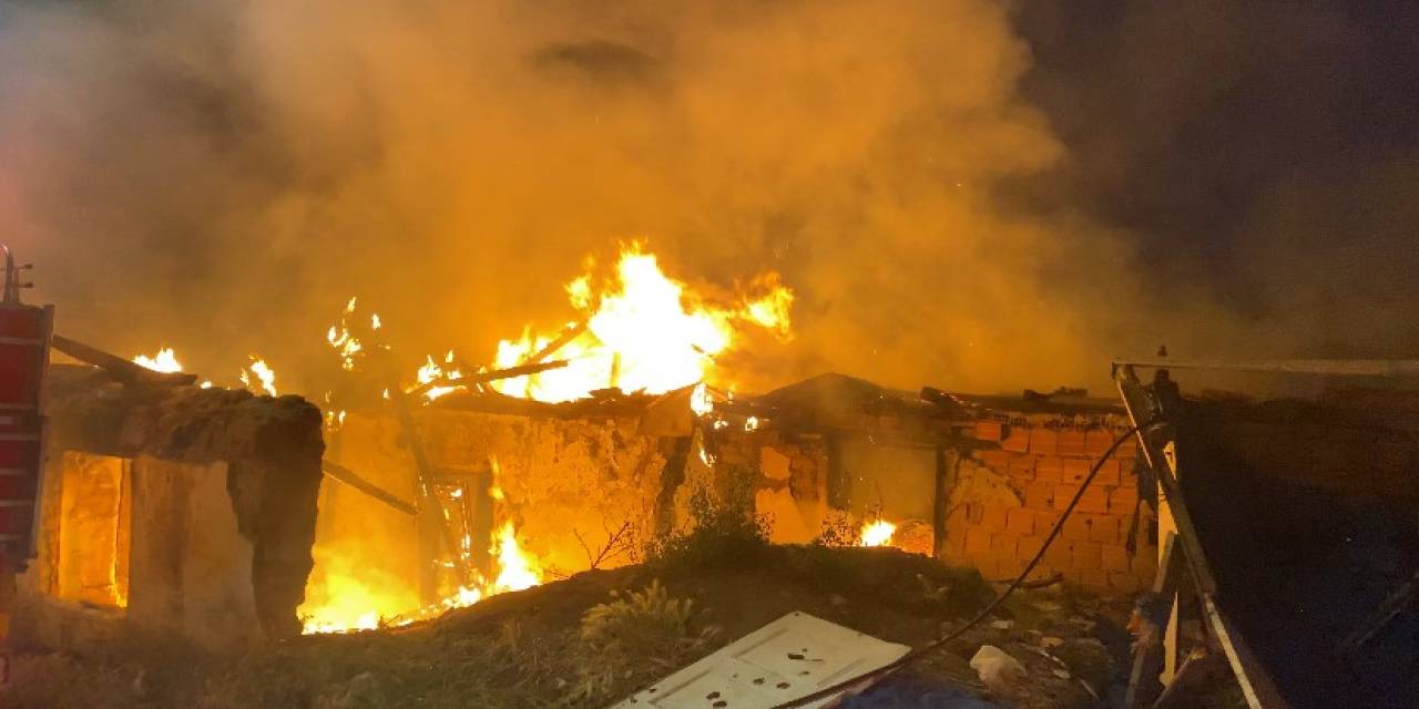 Yangın Geceyi Gündüze Çevirdi: Metruk Evde Çıkan Yangın Korkuttu