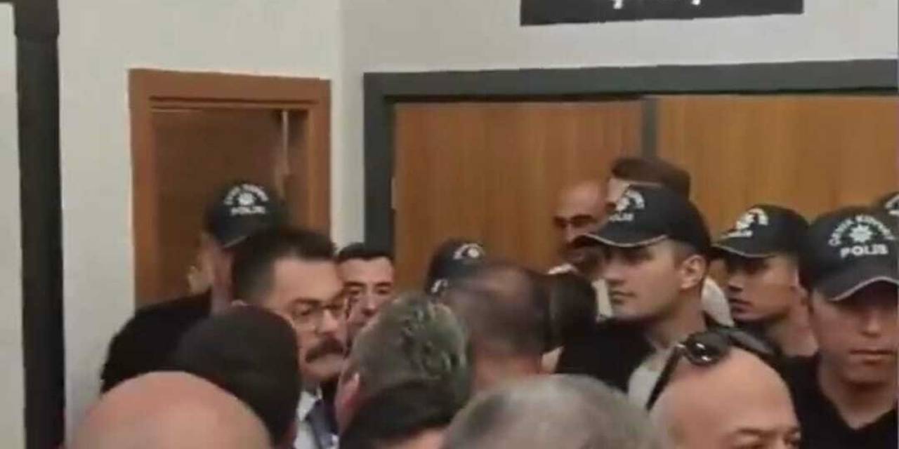 İzmir Büyükşehir Belediyesi Memurlarının Tis Eyleminde Gerginlik