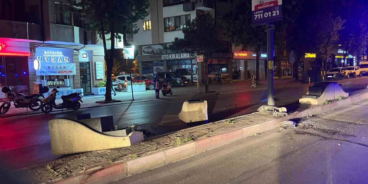 Kontrolden Çıkan Otomobil Direğe Çarptı: 5 Yaralı