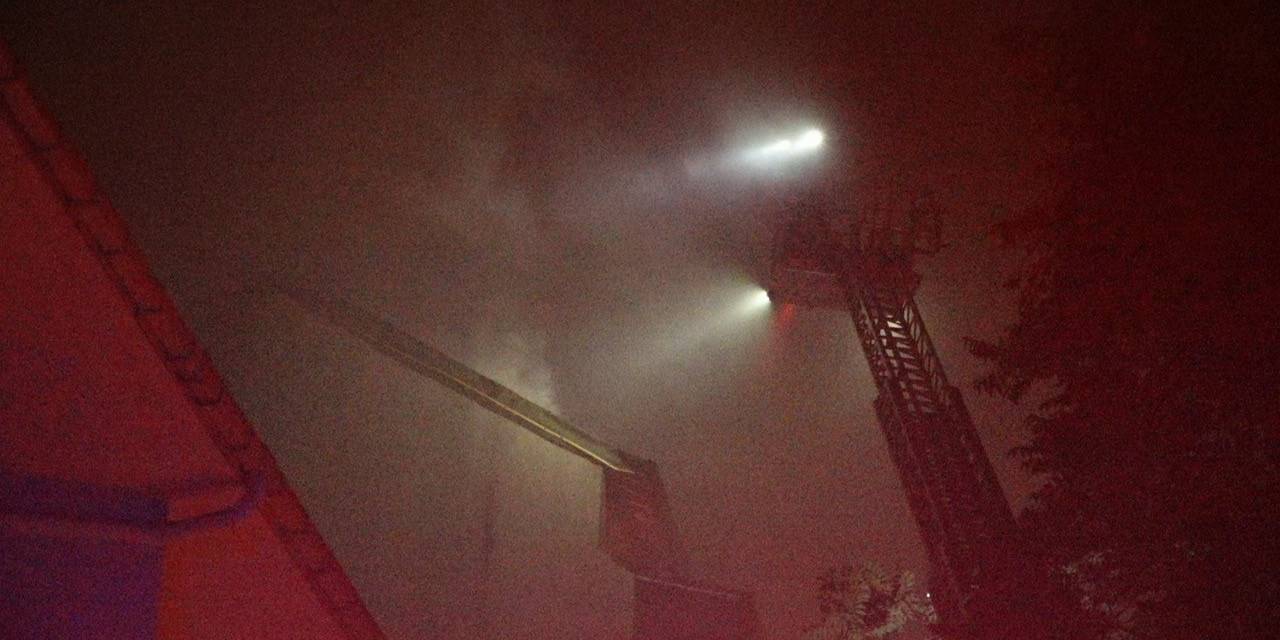 Kırklareli’deki Yangın Kontrol Altına Alındı: 2 Kişi Dumandan Etkilendi, 1 İtfaiye Eri Yaralandı