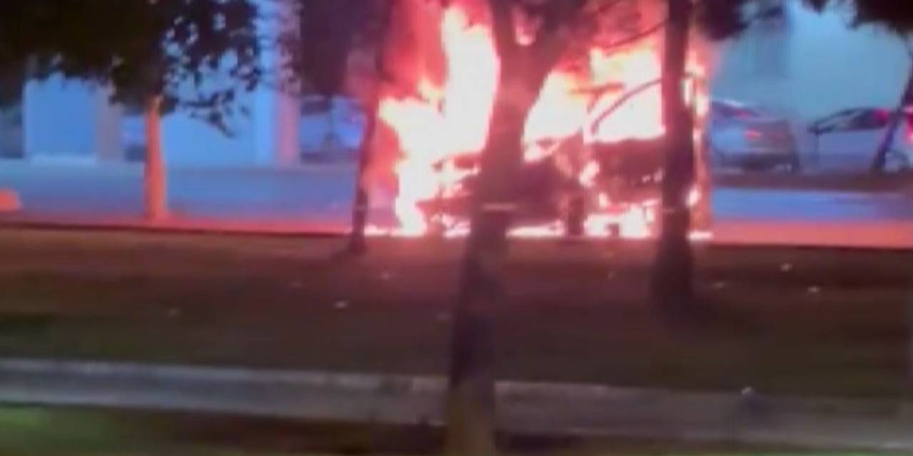 Elektrik Direğine Çarpan Otomobil Alev Topuna Döndü