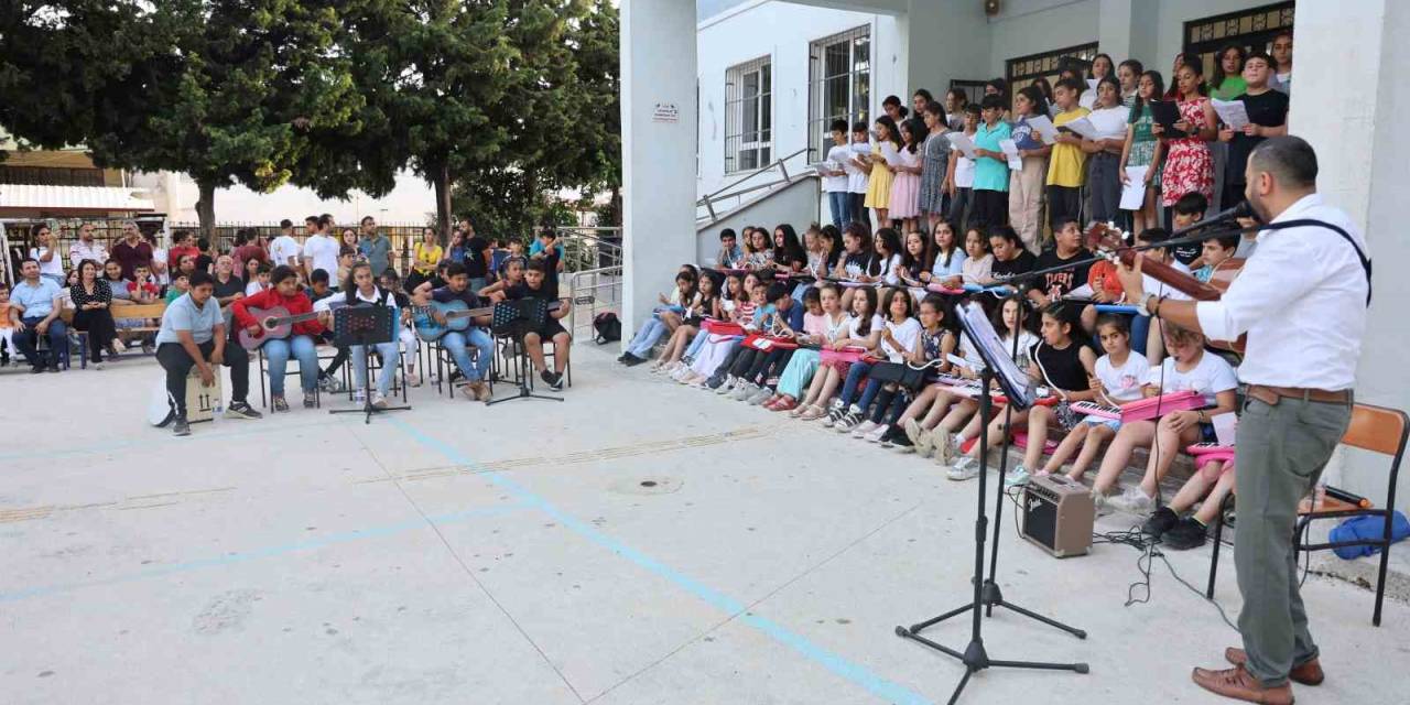 Depremzede Öğrencilerden Hayran Bırakan Konser