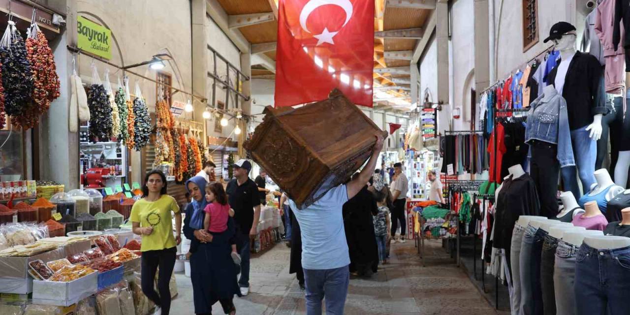 Kahramanmaraş’ta Sıcak Havada Serin Çarşıda Alışveriş İmkanı