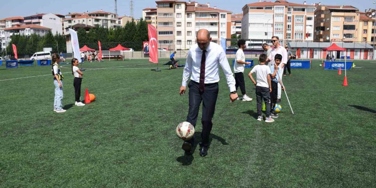 Topun Başına Geçti, Çocuklarla Çocuk Oldu