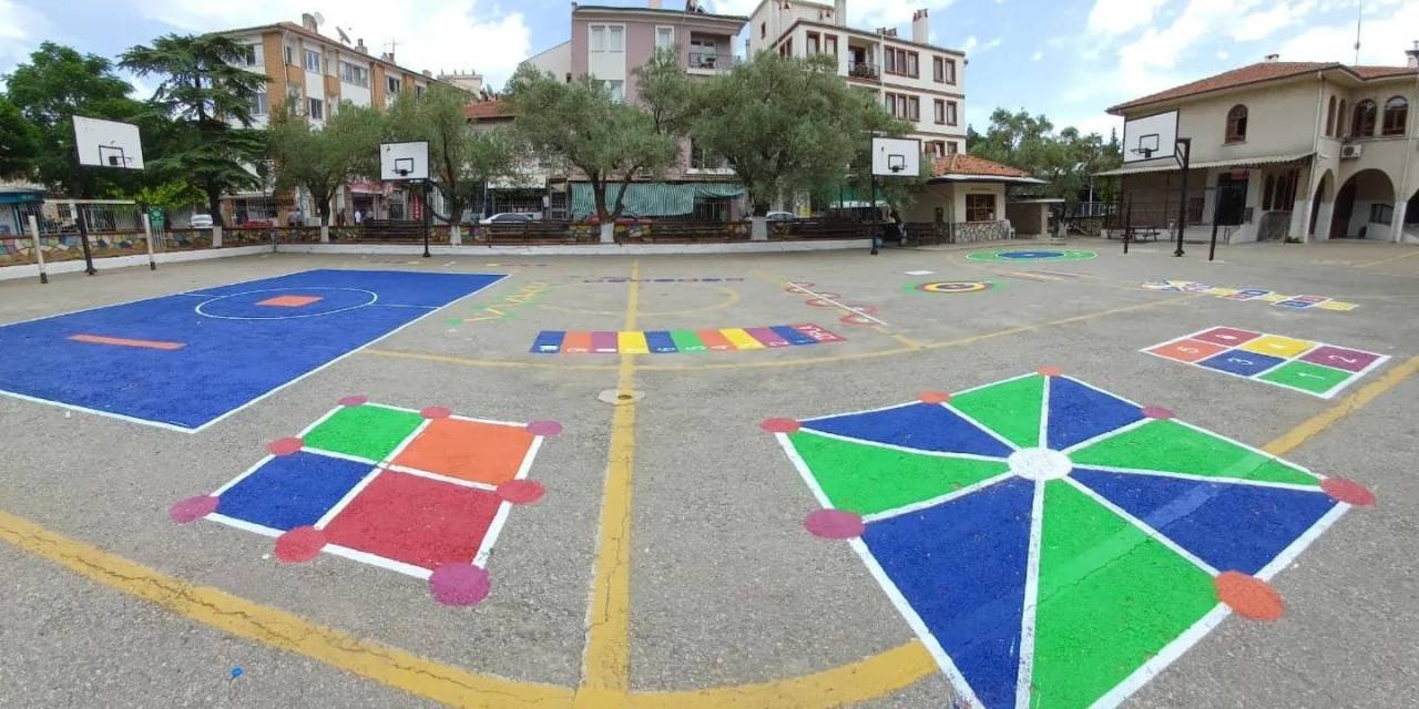 Menteşe’de Okul Bahçelerine Geleneksel Çocuk Oyun Alanları Çizildi