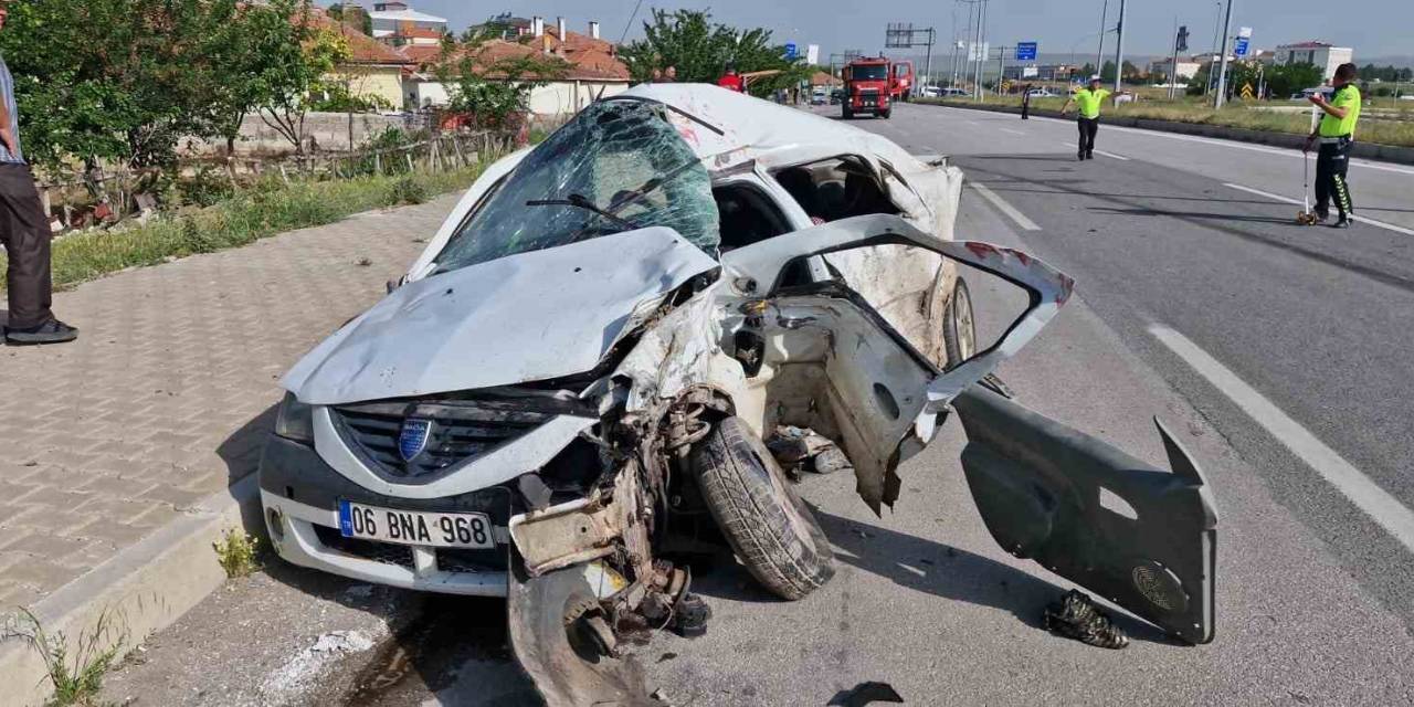 Tır Otomobil Ve Hafif Ticari Araca Çarptı: 5 Yaralı