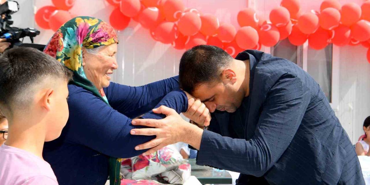 Başkan Özay, Konteyner Kentteki Çocukları Bayram Öncesi Unutmadı