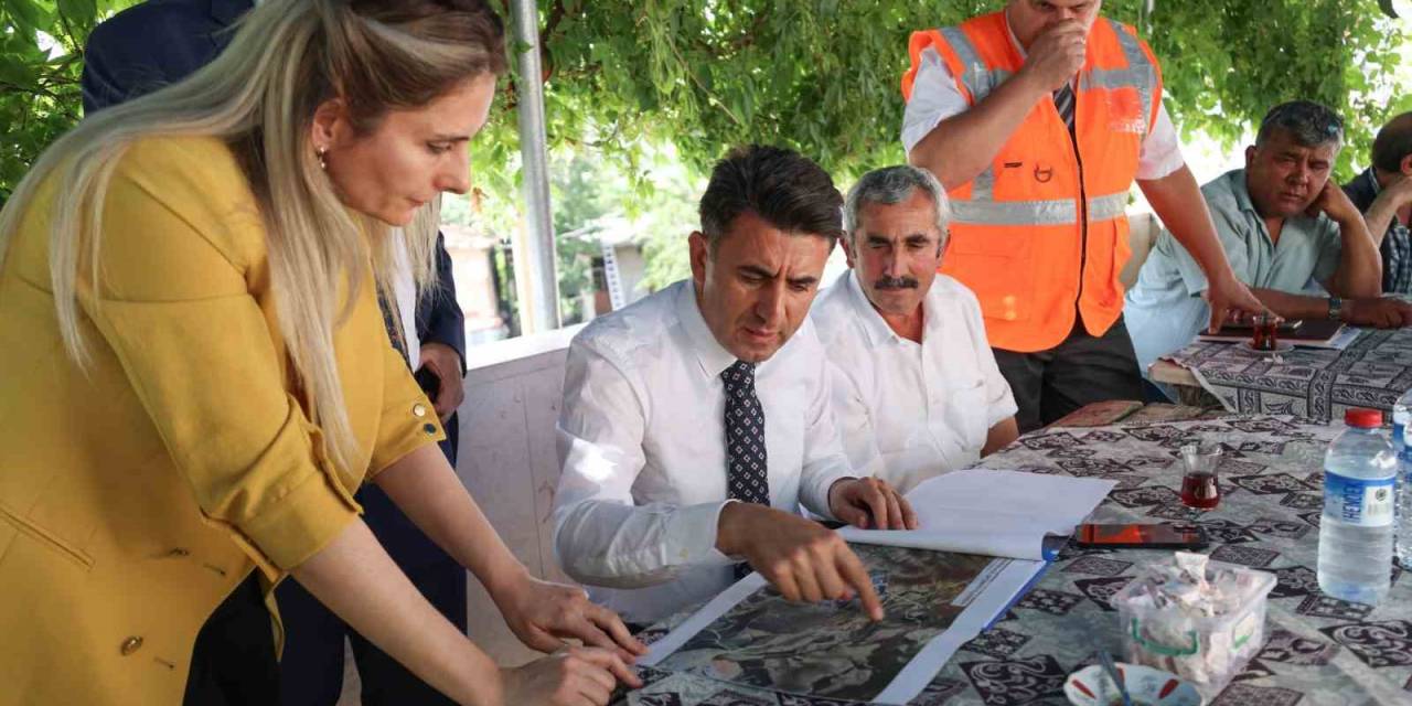 Araçların Kaldırdığı Tozla Köylüyü Çileden Çıkaran Safi Çimento Tüm Yolları Yapacak