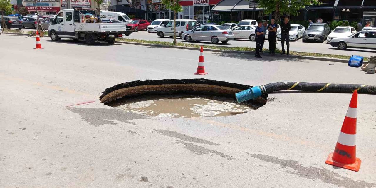 Ankara’da Çöken Yol Sebebiyle 10 Metrelik Çukur Oluştu