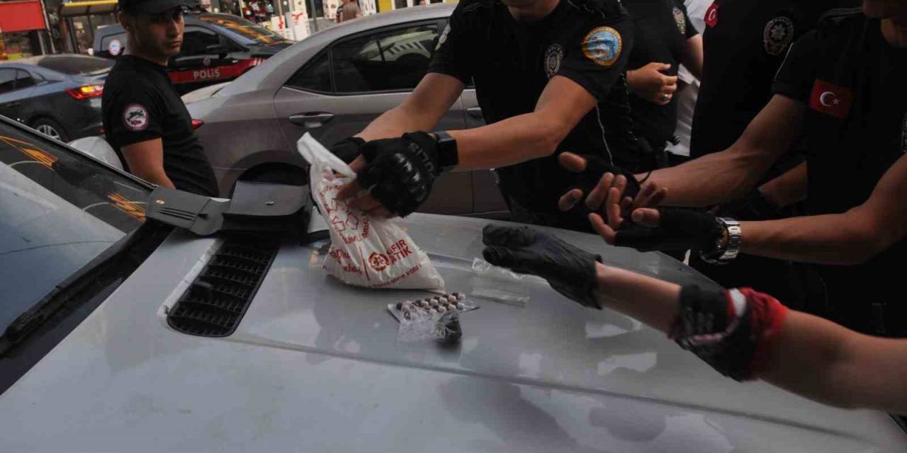Polisin “Şok” Uygulamasında Lüks Cipte Uyuşturucu Ele Geçirildi