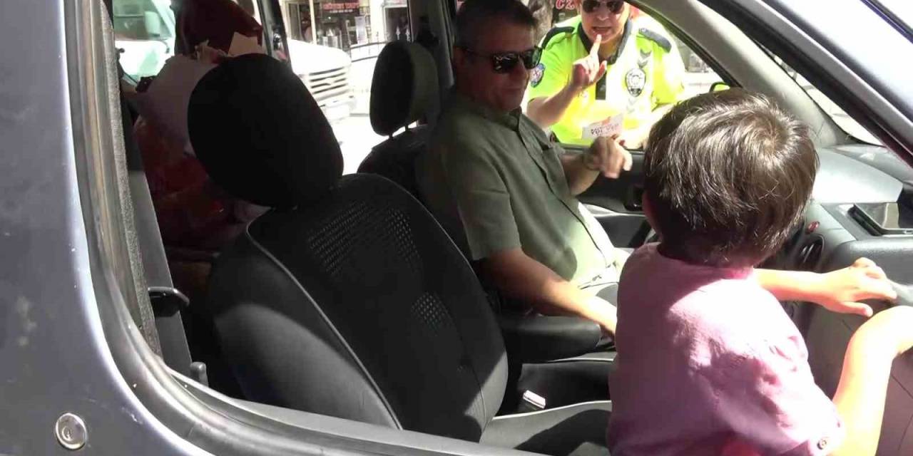 Trafik Polisinden Denetimde Çikolata Tadında Uyarı: “Senin Çikolata Parası Gider”