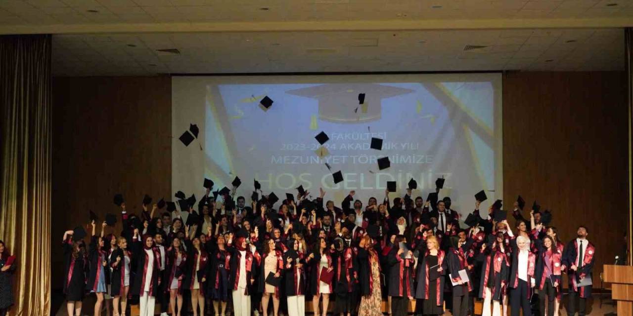 Tıp Fakültesinden 82 Öğrenci Mezuniyet Coşkusunu Yaşadı