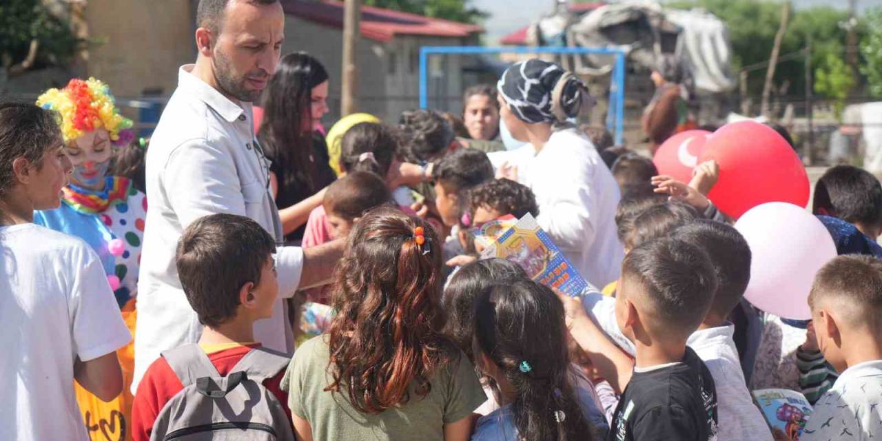 Köy Çocukları Müzik Eşliğinde Geleneksel Oyunlar Oynadı