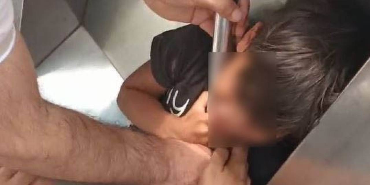 Karaköy Tramvay Durağında Bir Çocuğun Başı Turnikeye Sıkıştı: O Anlar Kamerada