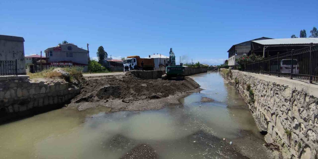 Uzmanlardan Akköprü Deresinde Çalışma Yapan İş Makinelerine Tepki