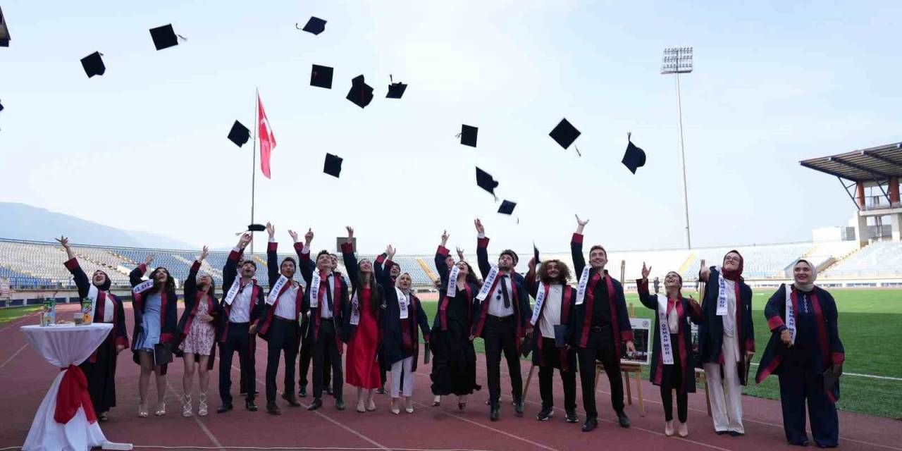 Kbü’de Öğrenciler Mezuniyet Coşkusu Yaşıyor