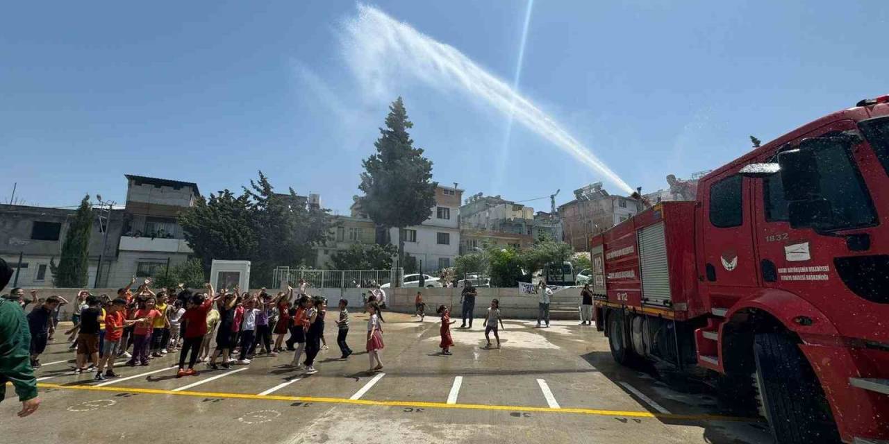 Sıcaktan Bunalan Öğrenciler, İtfaiye Ekiplerinin Sürpriziyle Serinledi