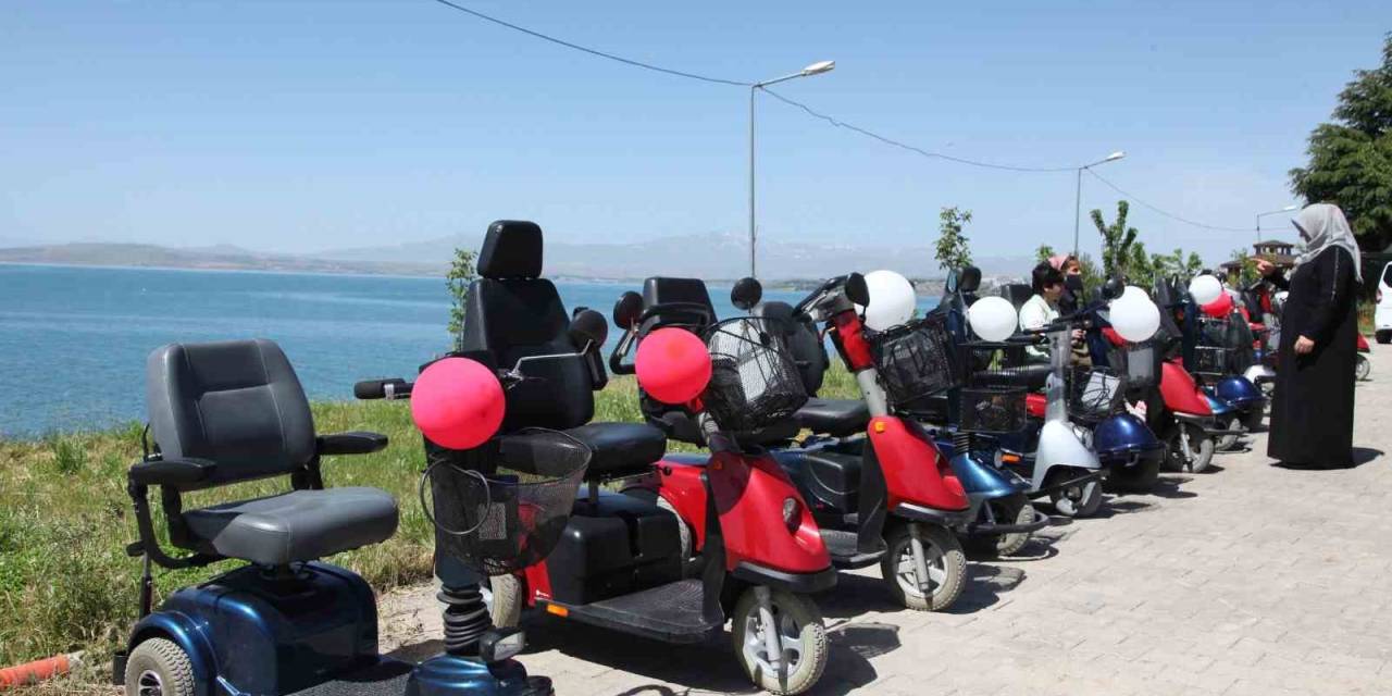 Ahlat’ta Bayram Öncesi 15 Engelliye Akülü Araç Hediye Edildi