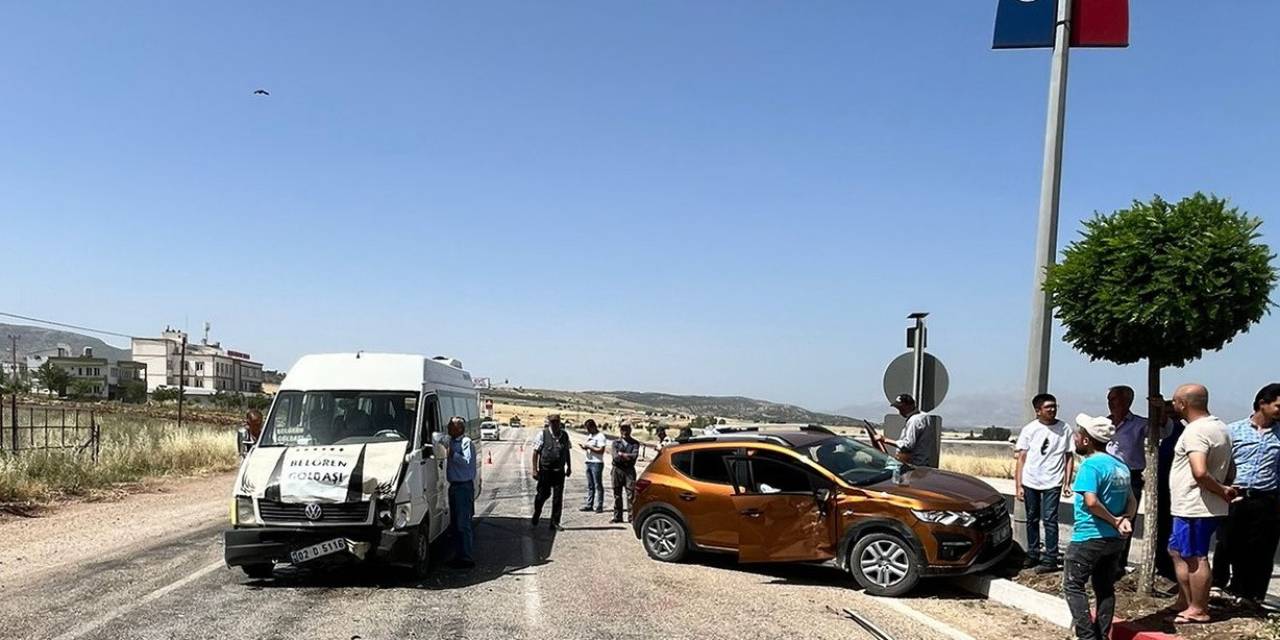 Gölbaşı İlçesinde Otomobil İle Minibüs Çarpıştı: 3 Yaralı