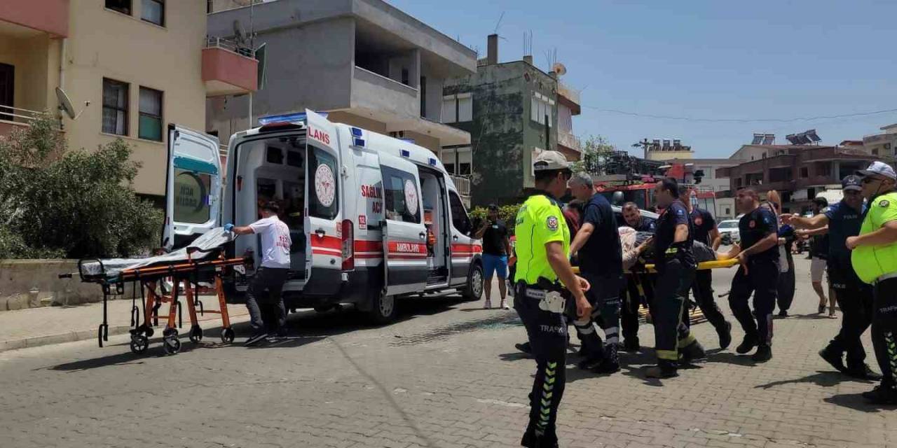 Otomobille Hafif Ticari Araç Çarpıştı, Sıkışan Sürücüyü İtfaiye Ekipleri Kurtardı