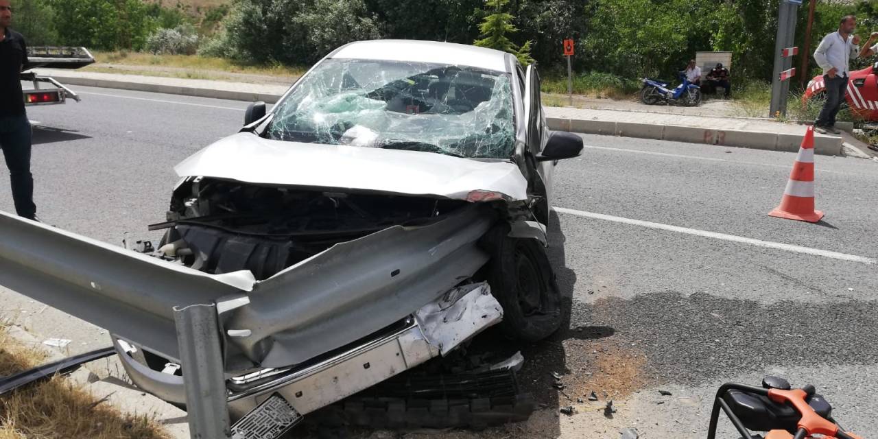 Otomobil Bariyerlere Çarptı, 3 Yaralı